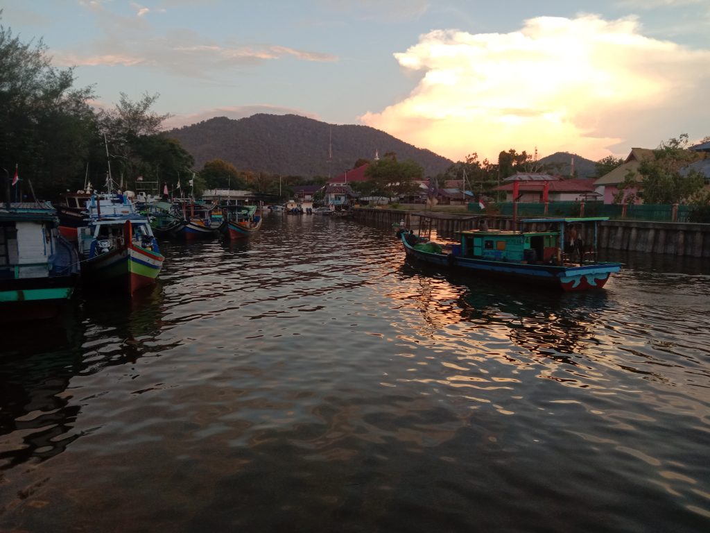 Akibat Tak Tersedia Dermaga Kapal Nelayan Terpaksa Bertambat Di Taman Kota Sukadana Japosco