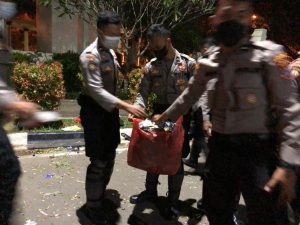 Personel Ditsamapta Polda Banten Bersihkan Sampah Pasca Aksi Unjuk Rasa