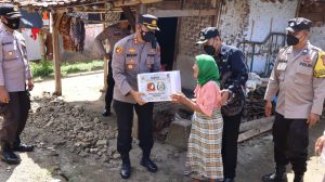 Hidup Sebatang Kara, Kapolres Pandeglang Berikan Bantuan Sembako Kepada Nenek Iyah