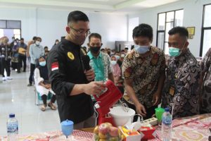 Bagikan UEP di Pandeglang, Wagub Periksa Beras Sampai Coba Mixer Kue