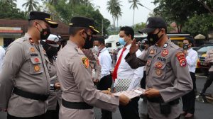 Kapolres Pandeglang Berikan Penghargaan Kepada Personil Berprestasi