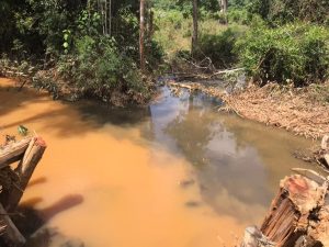 Ngeri, Air Sungai Kediuk Sandai Tetiba  Menjadi Dua Warna, Ini Penyebabnya