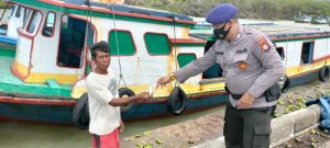 Ditpolairud Polda Banten Bagikan Masker di Pelabuhan Paku Anyer