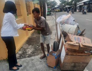 Tim Warung Jumat Ditnarkoba Polda Banten Bagikan Masker dan Nasi Kotak 