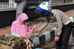 Peringati Hari Ibu, Satlantas Polres Pandeglang Bagikan Tumbler Gratis