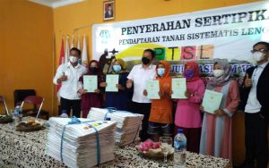 Warga Desa Srirahayu Cikancung Terima Sertifikat Tanah Program PTSL