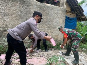 Polda Banten Bersama TNI Bantu Warga Bersihkan Puing Bangunan Pasca Gempa