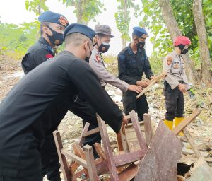 Satbrimob Polda Banten Bantu Bersihkan Puing Bangunan 