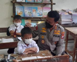 Peduli Anak Sekolah, Kapolda Banten Bagikan Ratusan Perlengkapan Sekolah dan Sepatu