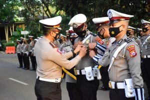 Pimpin Apel Pagi, Dirlantas Polda Banten Sematkan Wing Lalu Lintas 