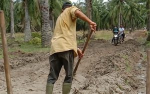 Masyarakat Kampung Lantosan Perbaiki Jalan Utama dengan Gotong Royong