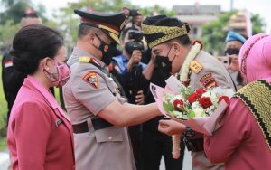 Resmi Masuki Mapolda, Kapolda Riau Disambut Adat Tepuk Tepung Tawar