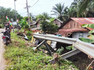 Diduga Hilang Kendali, Truck Bermuatan Hantam Pagar Pengaman dan Rumah Warga