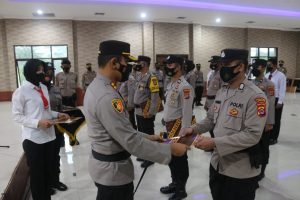 Kapolres Beri Penghargaan Kepada Personel Berprestasi