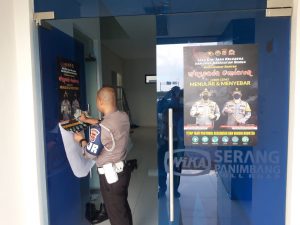 Antisipasi Covid-19 Varian Omicron Ditlantas Polda Banten Pasang Spanduk dan Stiker 