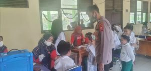 Bhabinkamtibmas Polsek Mandalawangi Lakukan Pengamanan Vaksin Anak di MIN 2 Pandeglang