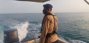 Ditpolairud Polda Banten Patroli Dialogis dan Bagikan Masker di Pulau Tunda
