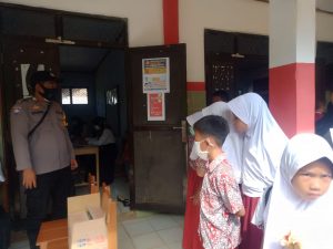 Percepatan Vaksinasi, Polsek Sumur Laksanakan Monitoring Giat Vaksin Anak Umur 6 – 11 Tahun