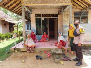 Bhabinkamtibmas Polsek Angsana Sambangi Masyarakat