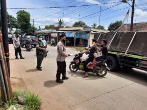 Tekan Penyebaran Covid 19, Polsek Bojong Edukasi Warga dan Bagikan Masker