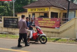 Cegah Penyebaran Covid-19, Polsek cimanggu Laksanakan Himbauan dan Pembagian Masker Gratis