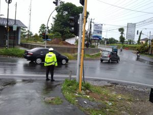 Cuaca Hujan Tak Menjadi Halangan Bagi Jajaran Lantas Polsek Pandeglang