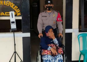 Piket SPKT Polsek Pandeglang Menerima dan Membantu Seorang Ibu yang Terlantar