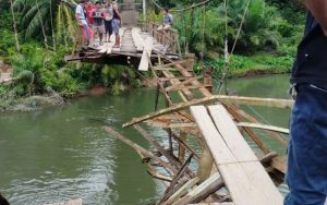 Dimakan Usia Jembatan Gantung Pondok Lunang Ambruk