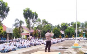 Kapolsek Sosialisasikan UU Lalu Lintas di SMAN 5 Lubuk Pinang