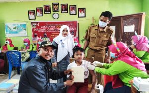 Ketua DPRD Dharmasraya Ada Ditengah-tengah Murid UPT SDN 10 Sitiung Memberi Motivasi dan Hadiah