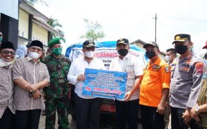 Sutan Riska dan Rombongan Serahkan Bantuan ke Lokasi Pengungsian Pasca Gempa Pasbar