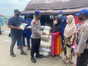 Ditpolairud Polda Banten Salurkan Paket Sembako dari MNC Group Kepada Korban Banjir