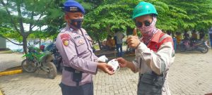 Personel Ditpolairud Polda Banten Bagikan Ratusan Masker di Pangkalan Nelayan Suralaya