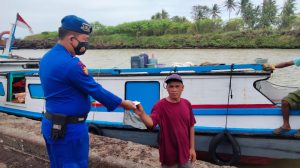 Ditpolairud Polda Banten Bagikan Masker Secara Door to Door di Pelabuhan Paku Anyer