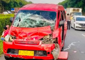 Angkot Tabrak Truk di Tol Tangerang-Merak, 14 Korban Luka Dievakusi Ditlantas Polda Banten