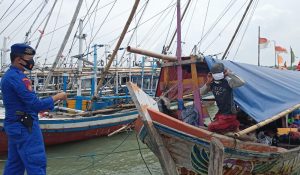 Personel Ditpolairud Polda Banten Bagikan Ratusan Masker Kepada Nelayan di Pulau Kali