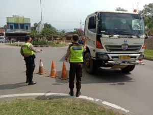 Personel Ditpamobvit Polda Banten Lakukan Pengamanan di PT KSP