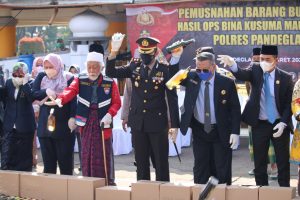 Jelang Ramdhan Kapolres Pandeglang Bersama Forkopimda Musnahkan Miras 8.597 Botol