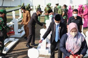 Bersama Forkopimda,Kapolres Pandeglang Dampingi Bupati Ziarah ke Taman Makam Pahlawan