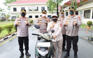 Bawa Masyarakat Ikut Vaksin, PNS Polres Pelalawan Ini Terima Sepeda Motor dari Kapolres Pelalawan