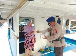 Ke Pulau Tunda, Personel Ditpolairud Polda Banten Bagikan Masker