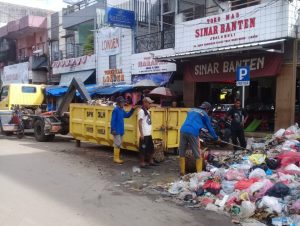 Persoalan Sampah yang Menumpuk di Pasar Labuan, Ini Penjelasannya