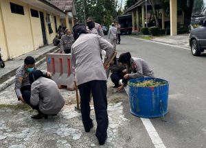 Jumat Bersih Personel Biro Logistik Kerja Bakti Bersihkan Lingkungan Kantor