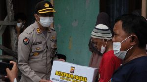 Bidhumas Polda Banten Bagikan Bingkisan Sembako Kepada Anak Yatim Piatu