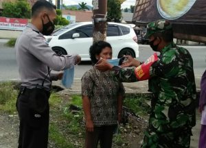 Peduli Warga, Serda Mendrizal Babinsa Koramil 04/LL Kodim 0312 / Padang Bagikan Masker