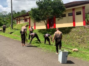 Siswa Diktukba Polri Kerja Bakti Bersihkan SPN Polda Banten