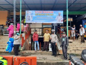 Satlantas Polres Pandeglang Pasang Banner Larangan Parkir di Bahu Jalan