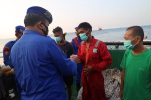 Jelang Berbuka, Dirpolairud Polda Banten Berbagi Takjil di Laut Pasca Patroli