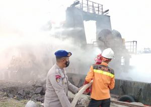 Ditpolairud Polda Banten Tangani Kebakaran Kapal di Bojonegara