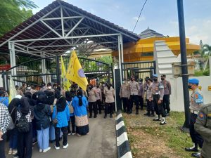 Pastikan Pengamanan Sesuai SOP, Bidpropam Polda Banten Awasi Unras Mahasiswa